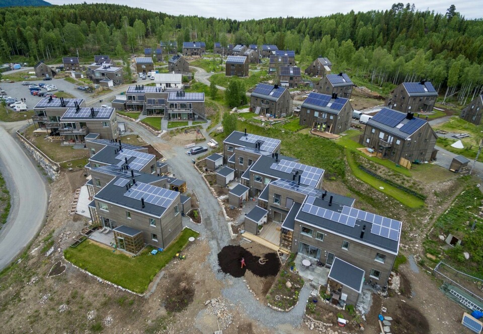 En fersk rapport viser et potensiale for solenergi på bygg på 66 TWh. Det tilsvarer ca 25 Fosen-utbygginger, skriver Hogne Hongset. Bildet er fra Økolandsbyen i Hurdal. Økolandsbyen i Hurdal.