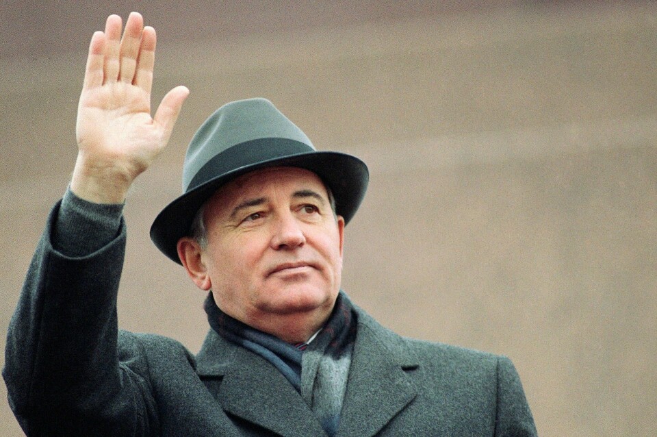 Verdensledere hyller Mikhail Gorbatsjov, Sovjetunionens siste leder, som en mann som endret historiens gang. Gorbatsjov døde tirsdag kveld etter langvarig sykdom, ifølge russiske medier. Han ble 91 år gammel. Sovjetunionens siste president Mikhail Gorbatsjov vinker fra tribunen på Den røde plass 7. november 1989. Tirsdag melder russiske nyhetsbyråer at Gorbatsjov er død, 91 år gammel. Foto: Boris Yurchenko / AP / NTB