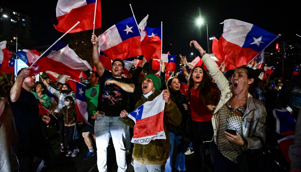 Jublende folk i Santiago feirer at Chile ga tommel ned for en progressiv ny grunnlov. Men hva nå? Kan demokratiet fremdeles reddes, spør vår kommentator. .