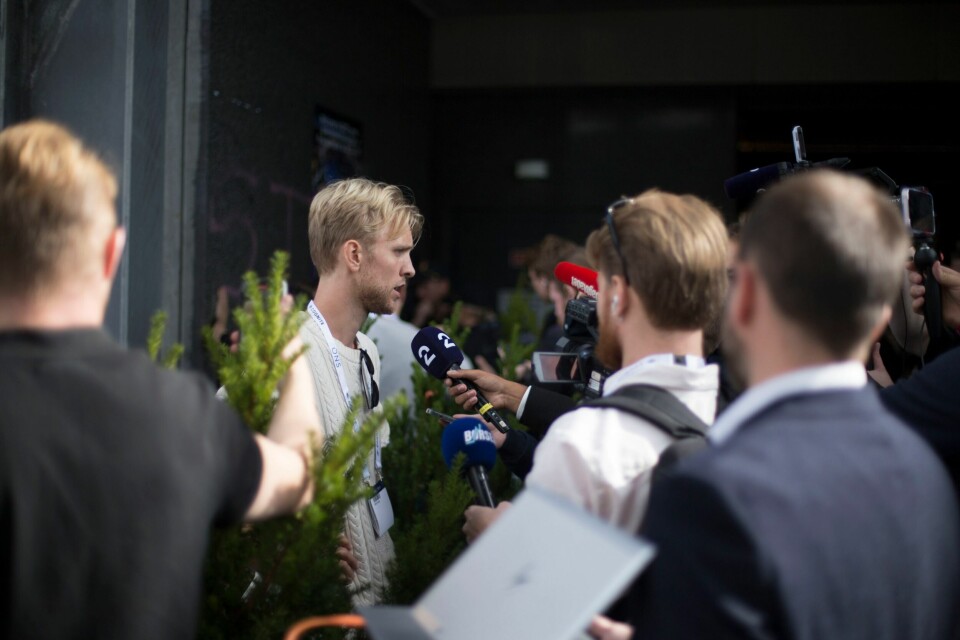 Vebjørn Bjelland Berg fra Stavanger sto utenfor og appellerte for slutt på oljeletingen da pressefolkene kom ut. Vebjørn Bjelland Berg fra Stavanger sto utenfor og appellerte for slutt på oljeletingen da pressefolkene kom ut.