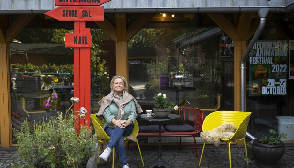 Anette Hoff trives godt med å jobbe i Fredrikstad, slik hun nå den siste tiden har gjort, med prøver på forestillingen «Yngve» på St. Croix-huset. – Fredrikstad er ett av de stedene det kunne vært aktuelt å bo, om man skulle flytte utenfor Oslo, sier skuespilleren som nå bor på Majorstua i Oslo med ektefellen, skuespilleren Nils Ole Oftebro. Kvinne i grønn skjorte
