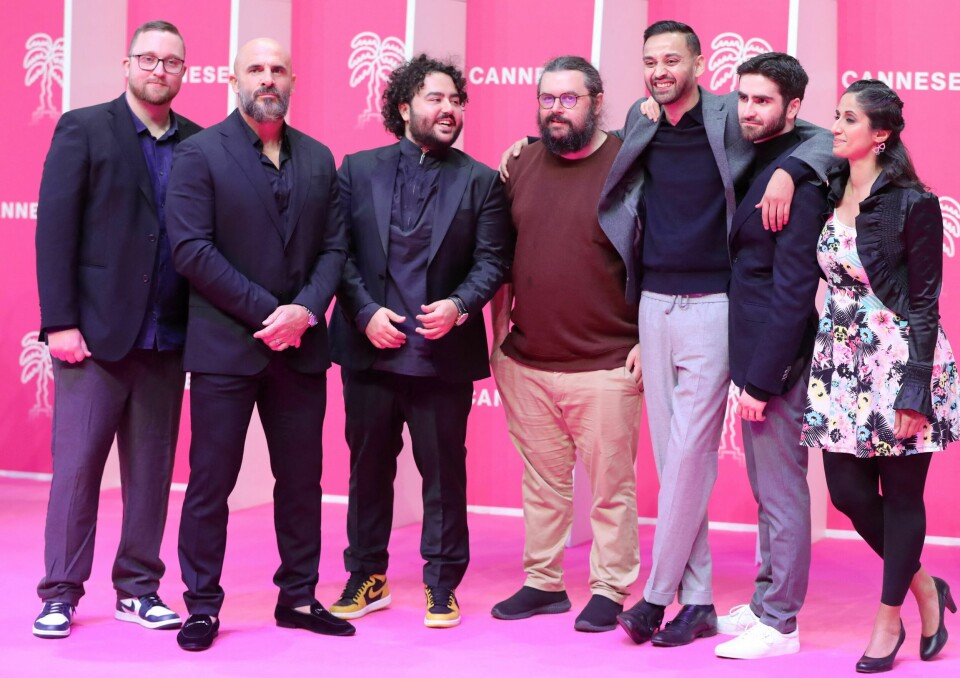 Izer Aliu (i midten) med skuespillerne fra serien «Jordbrukerne», under prisutdeling på festivalen Canneseries, 12. oktober 2021 Izer Aliu (i midten) med skuespillerne fra serien «Jordbrukerne», under prisutdelingen på festivalen Canneseries, 12. oktober 2021