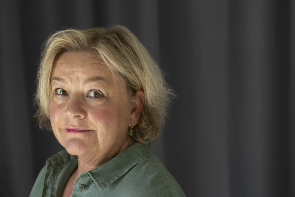 – Det å være skuespiller, det er å ta med jobb hjem, ha med tekst på ferie. Men også en så sosial jobb at når den forsvinner, så forsvinner veldig mye, sier Anette Hoff, som ikke legger skjul på at hun etter suksessen med «Hotel Cæsar» har jobbet hardt for hvert eneste oppdrag. Kvinne i grønn skjorte