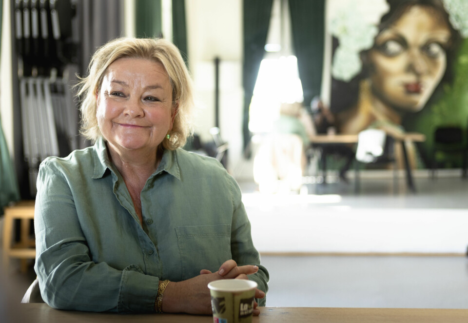 – Det jeg er glad jeg slipper i min arbeidshverdag nå etter «Hotel Cæsar, er presset om å dele det siste minuttet du har på settet med en video på sosiale medier. «Filme en liten snutt», sånn litt på tampen og «by på seg selv», sier Anette Hoff som bød på seg selv gjennom 10 timer lange opptaksdager, fem dager i uken gjennom 19 år i den populære serien. Kvinne i grønn skjorte