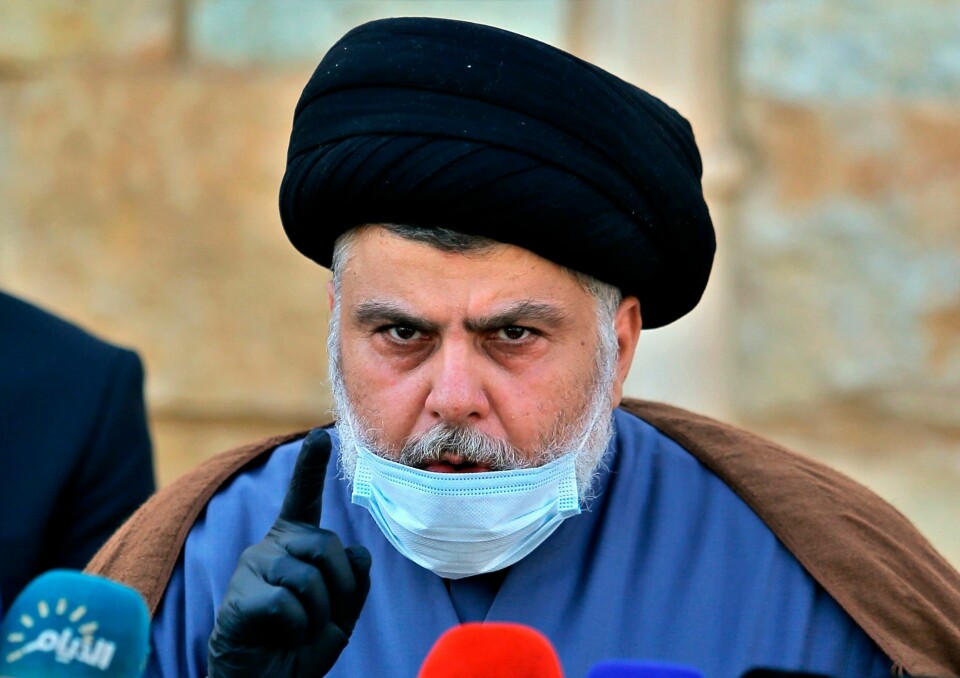 Den irakiske sjialederen Moqtada al-Sadr kunngjorde mandag at han trekker seg fra all politikk, noe som fikk hundrevis av tilhengere til å storme regjeringspalasset i Bagdad. Bildet er av den irakiske sjialederen Moqtada al-Sadr. Han kunngjorde mandag at han trekker seg fra all politikk. Hundrevis av tilhengere stormet regjeringspalasset i Bagdad etter beskjeden.