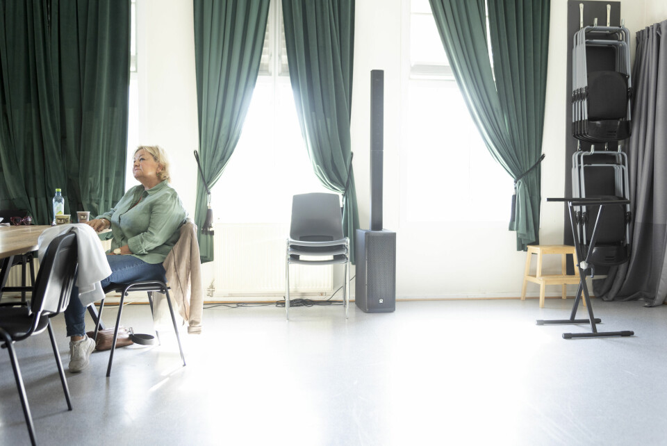 En stille stund mellom prøvene på forestillingen «Yngve» på St. Croix-huset, kan Anette Hoff nyte. Men om det blir for stille mellom oppdragene, har hun det ikke godt. – Det å ha en jobb, en oppgave, det fyller en veldig, sier hun. Kvinne i grønn skjorte