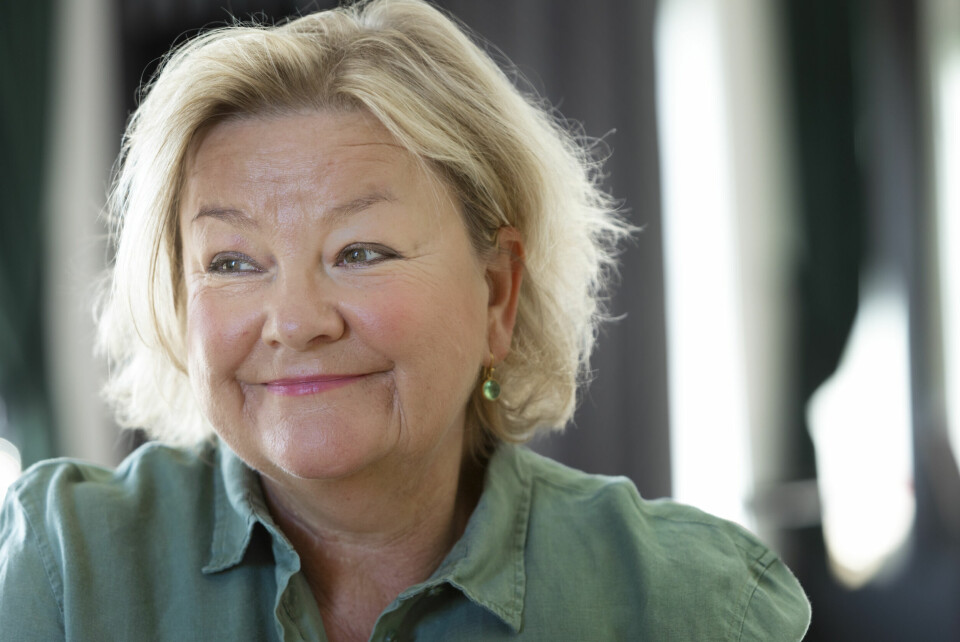 Anette Hoff gleder seg over oppgaven med rollen som Gro Harlem Brundtland. I sin research og tilnærming har hun funnet frem til en annen Gro. – Jeg blir bare mer og mer betatt av henne gjennom de intervjuene jeg har sett med henne; en mildere, varmere person som egentlig jobber for å holde igjen følelsene, sier hun. Kvinne i grønn skjorte