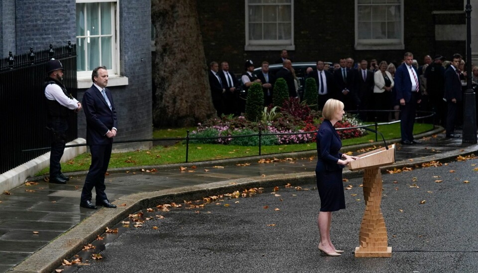 Ministerutnevnelsene blir kunngjort av statsministerens kontor én etter én. Storbritannias nye statsminister Liz Truss holder sin første tale utenfor Downing Street 10. Bak henne står ektemannen Hugh O'Leary. Foto: Alberto Pezzali / AP / NTB