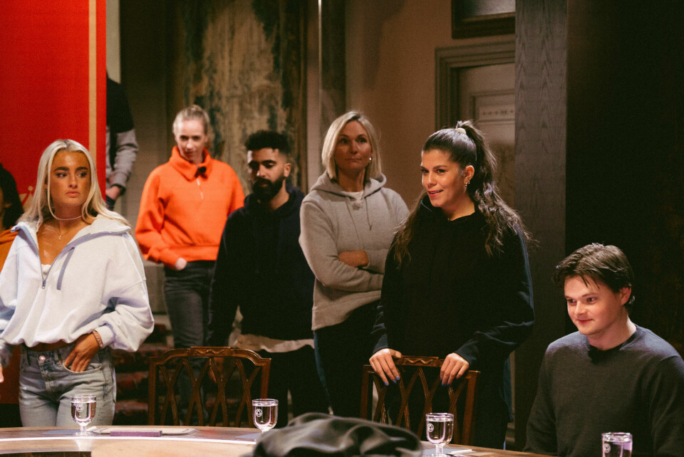 På vei inn i rådssalen i første episode: Fv.: Tonje Frigstad, Katarina Flatland, Arman Surizehi, Karina Hollekim, Kristin Gjelsvik og Erlend Mørch. På vei inn i rådssalen i første episode: Fv.: Tonje Frigstad, Katarina Flatland, Arman Surizehi, Karina Hollekim, Kristin Gjelsvik og Erlend Mørch.