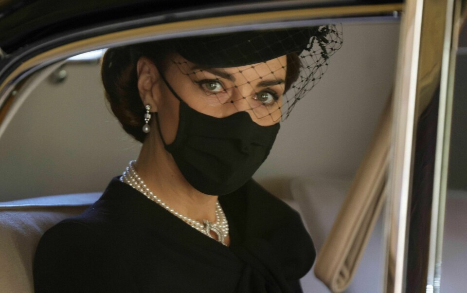 Catherine, prinsessen av Wales i prins Philips begravelse valgte hatt med kort slør. Catherine, prinsessen av Wales i prins Philips begravelse valgte hatt med kort slør.