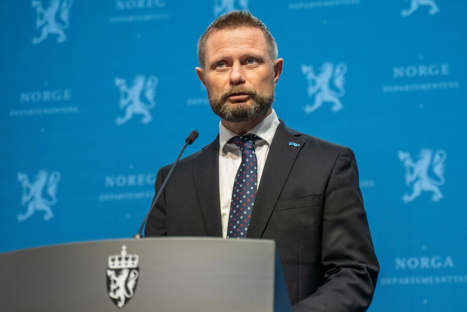 Bent Høie ble truet. Nå man mannen som ytret truslene måte i retten. Bildet er av helseminister Bent Høie. Han står bak en grå talerstol og har på seg en mørk dress. Han står foran en blå vegg. Foto: Ali Zare / NTB