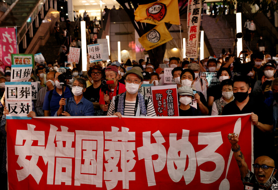 Motstandere av at Japans tidligere statsminister skal gravlegges på statens bekostning har demonstrert i dagene før. Motstandere av at Japans tidligere statsminister skal gravlegges på statens bekostning har demonstrert i dagene før.
