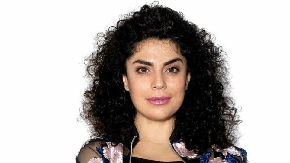 Iranske Nasim Mashak følger med på demonstrasjonene i hjemlandet hver dag: – Jeg har ikke ord for hvor modige de er, sier hun. Iranske Nasim Mashak sier hun ikke har ord for hvor modig hun synes demonstrantene i Iran er.