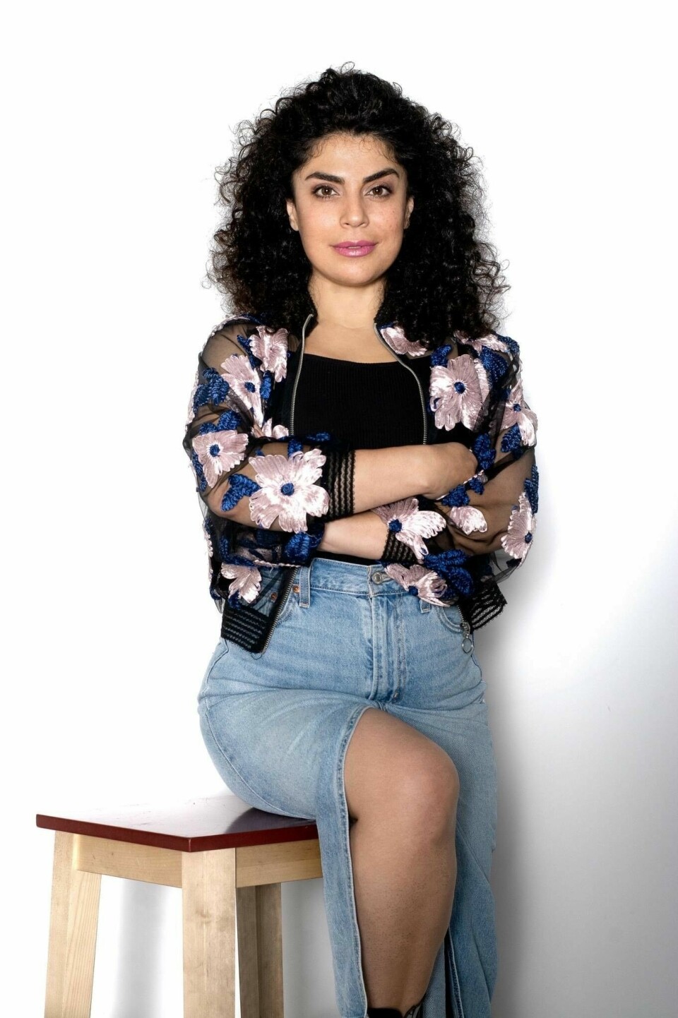 Iranske Nasim Mashak jobber til daglig som kunster og DJ. Iranske Nasim Mashak sier hun ikke har ord for hvor modig hun synes demonstrantene i Iran er.