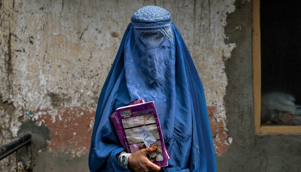 Norge krever at Taliban straks gjenåpner alle jenteskoler i Afghanistan. Arefeh (40) er på vei hjem etter å ha vært på en hemmelig underjordisk skole i Kabul 30. juli i år. Foto: Ebrahim Noroozi / AP / NTB