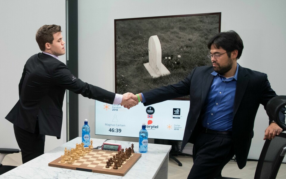 Magnus Carlsen og Hikaru Nakamura avbildet før et parti i en uoffisiell VM-kamp i fischersjakk i 2018. Magnus Carlsen og Hikaru Nakamura avbildet før et parti i en uoffisiell VM-kamp i fischersjakk i 2018. Foto: Berit Roald / NTB