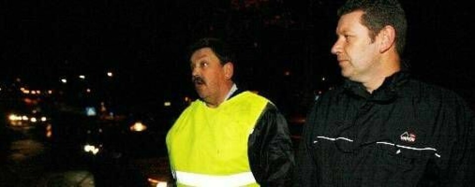 På plass: Taxisjef Morten Eriksen og vakt Ivar Johannesen var på plass på drosjeholdeplassen utenfor Posten i natt. Litt over midnatt hadde Eriksen snakket med sentralen. ¿ Beskjeden var at det var 230 drosjer ute på veien. Jeg regner med at resten er på vei, sa Eriksen til Rogalands Avis