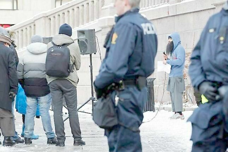 I januar var 21-åringen (mannen med ryggsekk) som nå er drept i Syria, med på en demonstrasjon ledet av Arfan Bhatti utenfor Stortinget. FOTO: NTB SCANPIX