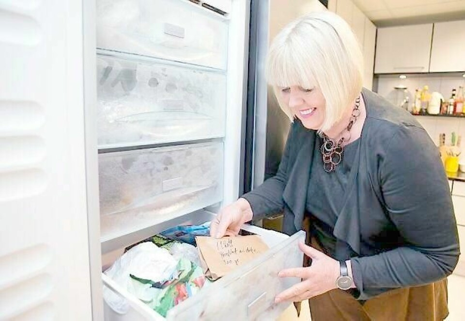 «1.1.2011, ytrefilet av storfe, 300 gr.», står det på denne pakken i fryseren. Åse Kringlebotn ved Opplysningskontoret for egg og kjøtt sier at kjøttet har ligget litt for lenge i fryseren, men vil likevel gi det et forsøk. Merkingen er det uansett ikke noe å si på. FOTO: GORM KALLESTAD/NTB SCANPIX
