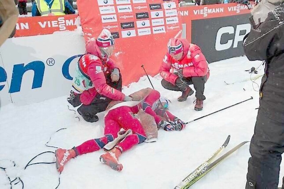 Norske ledere tar seg av Petter Northug etter målpassering. FOTO: TERJE BENDIKSBY/NTB SCANPIX