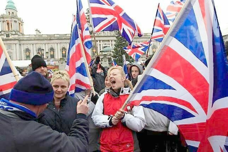 SINNE: Flaggstriden i Nord-Irland er et eksemepel på at symbolsaker fortsatt vekker sinne. Disse er varme tilhengere av Union Jack-flagget. FOTO: CATHAL MCNAUGHTON, SCANPIX/Reuters
