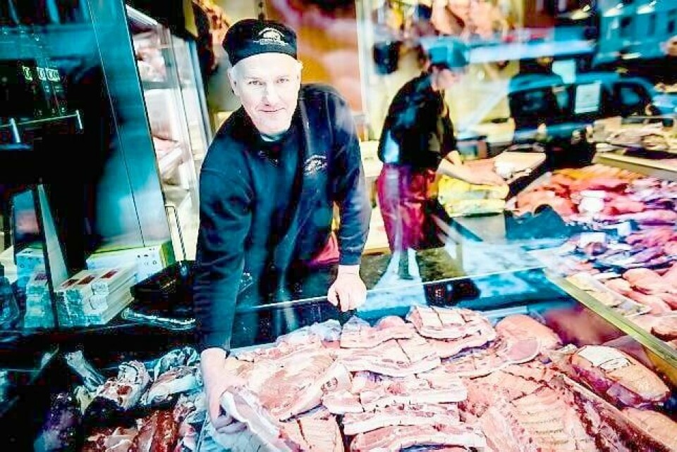 ETTERTRAKTET: Ribbesalget har pågått lenge, men flest kunder blir det nok likevel fredag 21. desember, tror Jan Strøm-Larsen hos kjøttforretningen Strøm-Larsen på Torshov i Oslo. FOTO: KRISTER SØRBØ