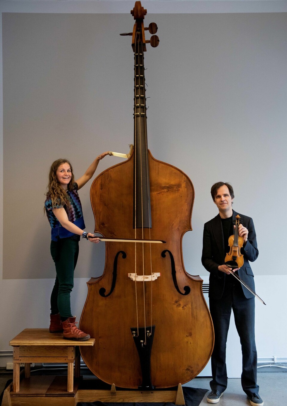 Bassist Guro Skomsnes Moe og fiolinist Ole Henrik Moe med henholdsvis verdens største bass og verdens minste fiolin, som skal brukes på konsert i Oslo 4. juni. FOTO: MIMSY MØLLER