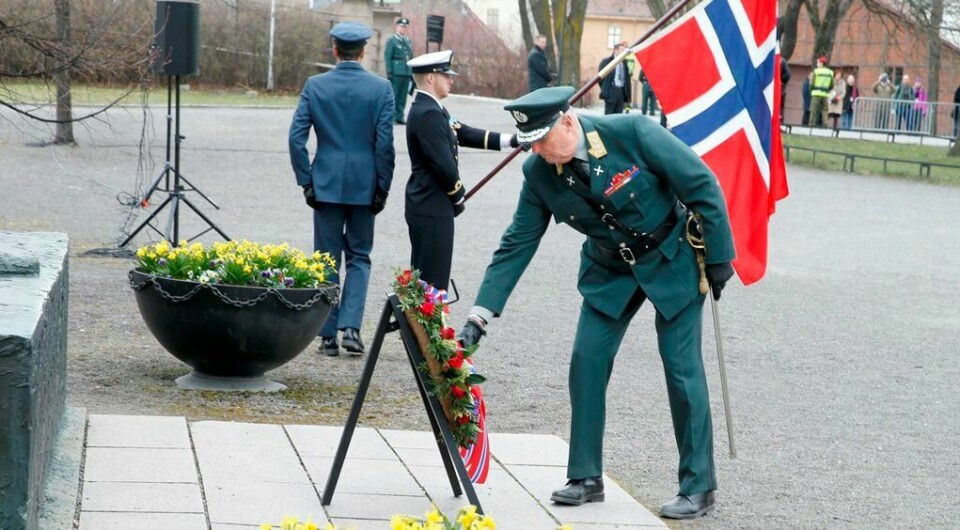 Kong Harald legger ned krans på Nasjonalmonumentet under 70-årsmarkeringen av frigjøringsdagen fredag 8. mai. Her legger han ned krans samme sted 9. april i år. FOTO: TERJE PEDERSEN/NTB SCANPIX