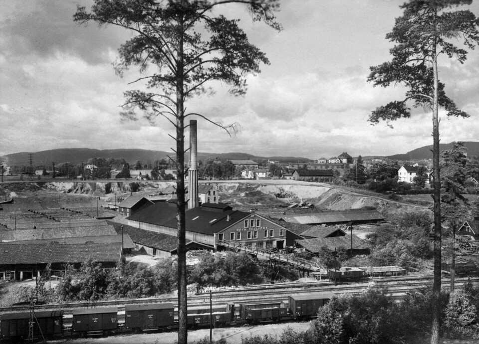 BRYN TEGLVERK: I Østensjøveien 79, 1933. Verket lå like ovenfor Den Norske Zinkhvidt-Fabrik. FOTO: ANDERS BEER WILSE/OSLO MUSEUM BRYN TEGLVERK: I Østensjøveien 79, 1933. Verket lå like ovenfor Den Norske Zinkhvidt-Fabrik. FOTO: ANDERS BEER WILSE/OSLO MUSEUM