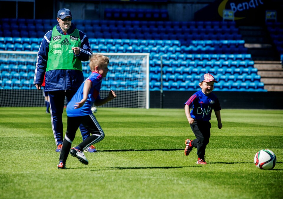 Kjetil Rekdal tar seg også tid til å trene sine barn, Gabriel (3) og Mikael (7). Kjetil Rekdal tar seg også tid til å trene sine barn, Gabriel (3) og Mikael (7).