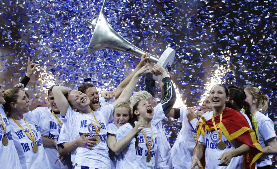 Hjemmelaget jubler eter at Larvik er slått i søndagens finale. FOTO: NTB SCANPIX