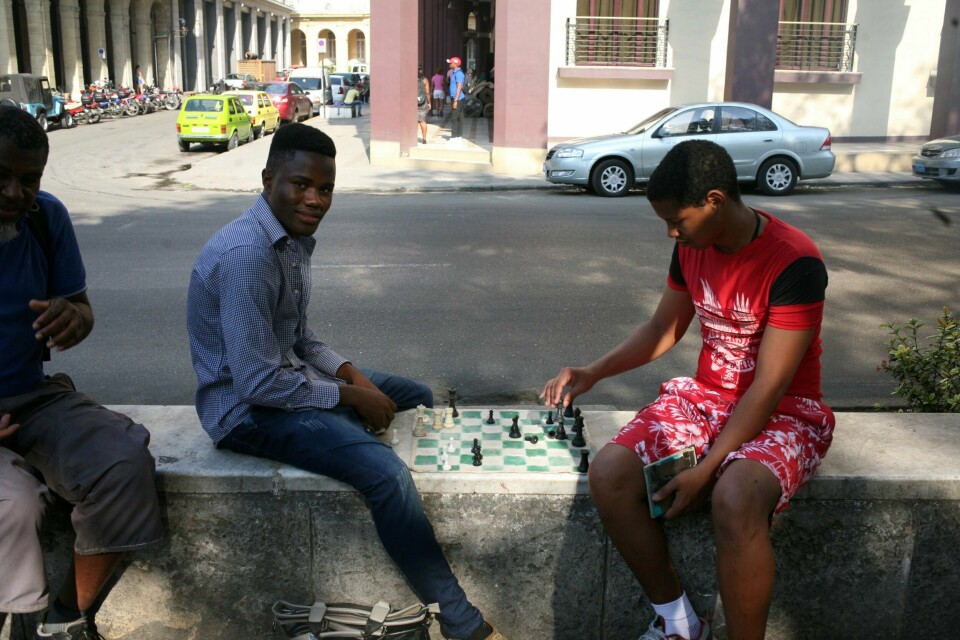 Jusstudent Aercio Niuka (t.v.) fra Angola hadde tilgang på nett i hjemlandet, men ikke her. Nå spiller han sjakk for å skjerpe hjernen. FOTO: HEIDI TAKSDAL SKJESETH