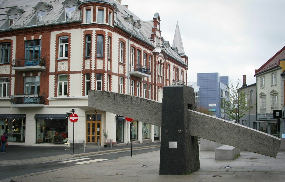 Forretningspalasset Torvgaarden i Moss (1903) er utført i en rik jugendstil med sterkt senhistoristisk preg og et livlig eksteriør. Det er hevdet at det er Østfolds flotteste hus i jugendstil. I forgrunnen ser vi Nico Wiederbergs skulptur «Høyvekta på oss». FOTO: PAUL NORBERG Forretningspalasset Torvgaarden i Moss (1903) er utført i en rik jugendstil med sterkt senhistoristisk preg og et livlig eksteriør. Det er hevdet at det er Østfolds flotteste hus i jugendstil. I forgrunnen ser vi Nico Wiederbergs skulptur «Høyvekta på oss». FOTO: PAUL NORBERG