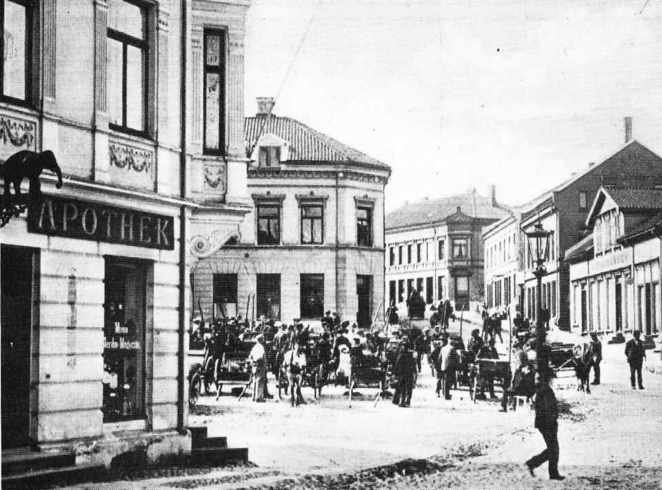 handelsliv: Torget foran Basartaket var preget av aktiv handelsvirksomhet. Dette bildet er fra tidlig 1900-tall. FOTO: SKANNET FRA MOSSEKALENDEREN 1989 handelsliv: Torget foran Basartaket var preget av aktiv handelsvirksomhet. Dette bildet er fra tidlig 1900-tall. FOTO: SKANNET FRA MOSSEKALENDEREN 1989
