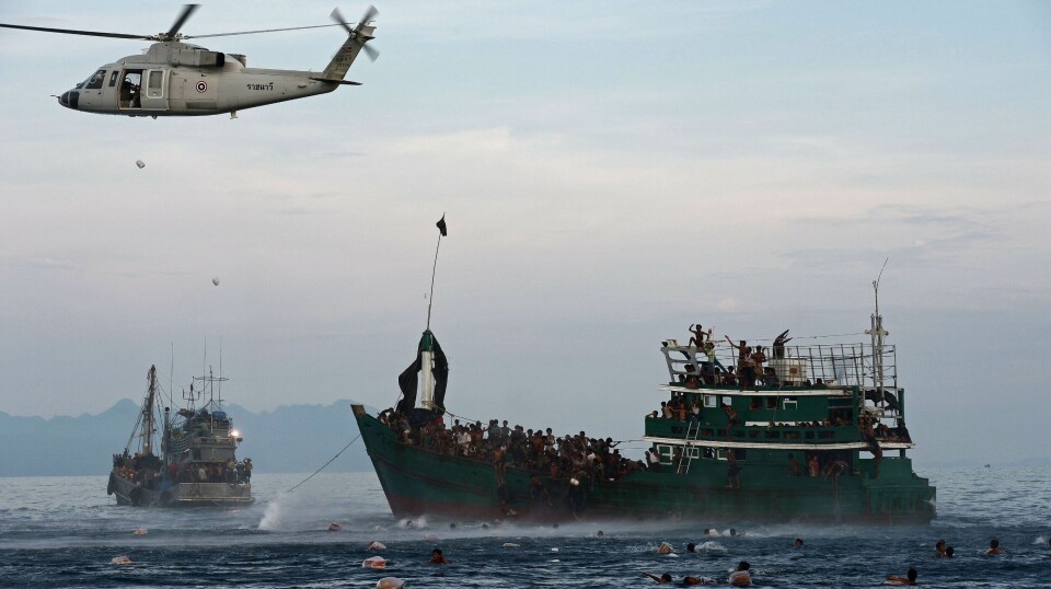 Båtflyktninger svømmer for å hente mat som ble sluppet ut av den thailandske hæren i dette bildet fra 14. mai. FOTO: NTB SCANPIX Båtflyktninger svømmer for å hente mat som ble sluppet ut av den thailandske hæren i dette bildet fra 14. mai. FOTO: NTB SCANPIX