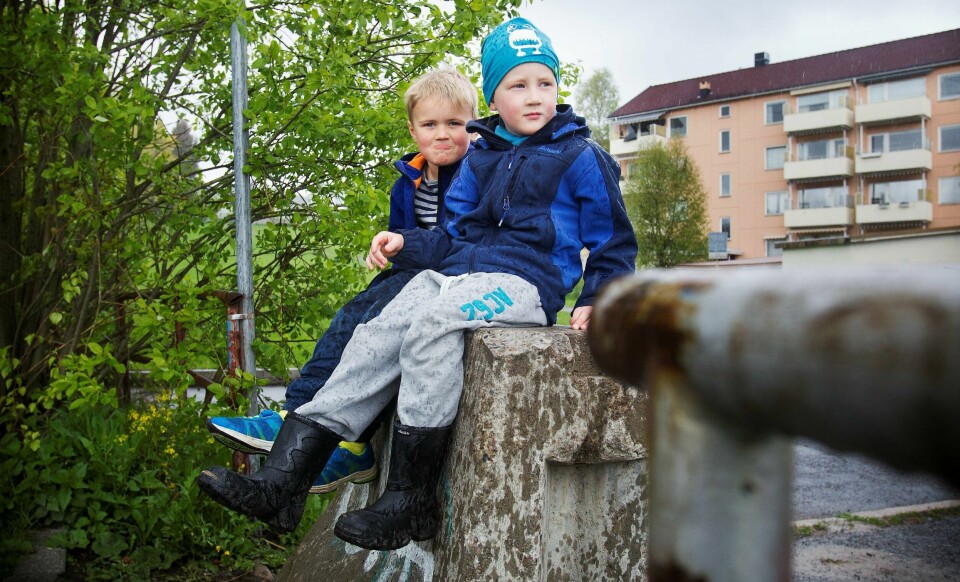 Kristoffer Wangen Bjerke (uten lue) og Sverre Helland Mjelde bor i Nordre Aker bydel, men må gå på skole i Bjerke, på andre siden av bommen, som deler bydelen. FOTO: ARNE OVE BERGO