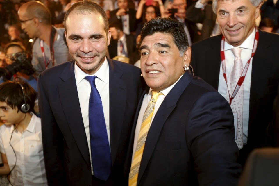Jordans prins Ali Bin Al-Hussein (t.v.) sammen med en av sine mange støttespillere, Diego Maradona på en fotallmesse i Jordan nylig. FOTO: NTB SCANPIX
