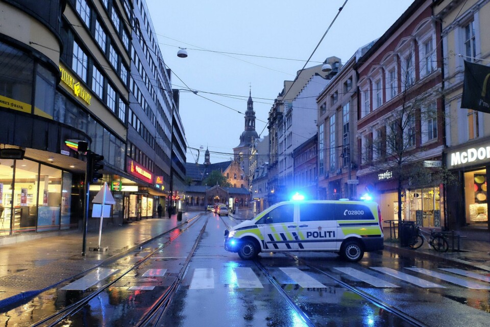 – Antall døde og alvorlig skadde viser med tydelighet at bilforfølgelse er svært risikofullt, skriver Spesialenheten i sin tiårsrapport. Bildet fra en politiaksjon i Oslo sentrum tidligere i år. FOTO: TORSTYEIN BØE/NTB SCANPIX
