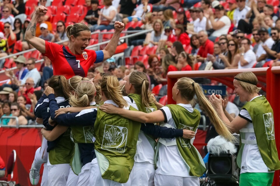 Trine Rønning har sendt Norge i ledelsen og jubler sammen med innbytterne. FOTO: NTB SCANPIX