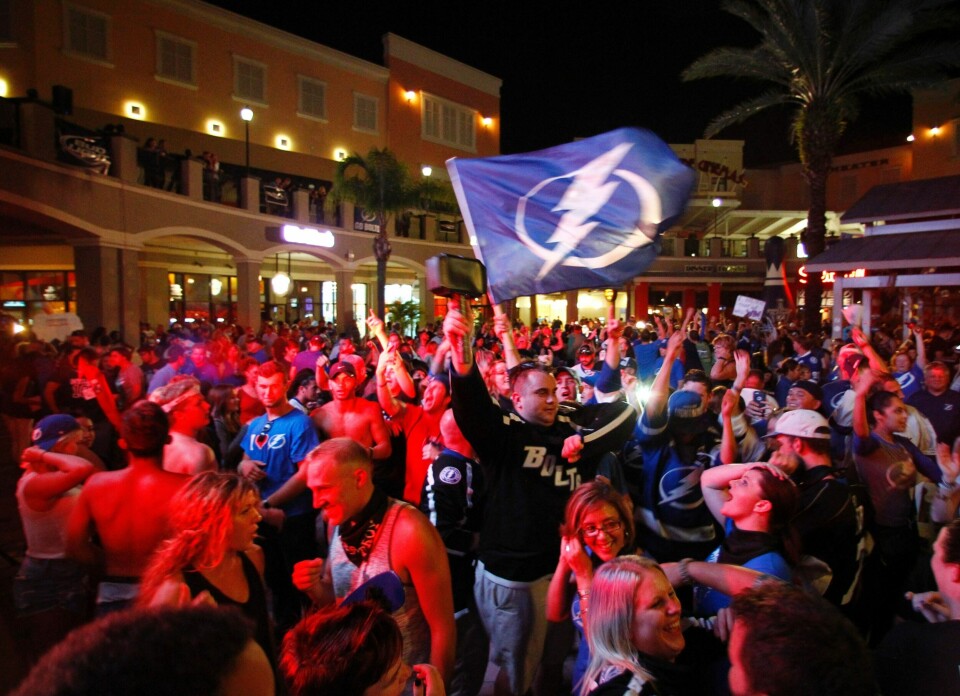 Supportere av Tampa Bay Lightning jubler i hjembyen etter at finaleplassen ble sikret i natt. FOTO: NTB SCANPIX