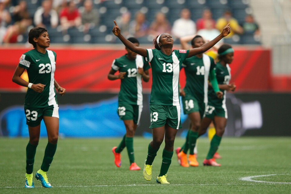Nigerias Ngozi Okobi (nr. 13) jubler etter sin scoring mot svenskene sent mandag kveld. FOTO: NTB SCANPIX