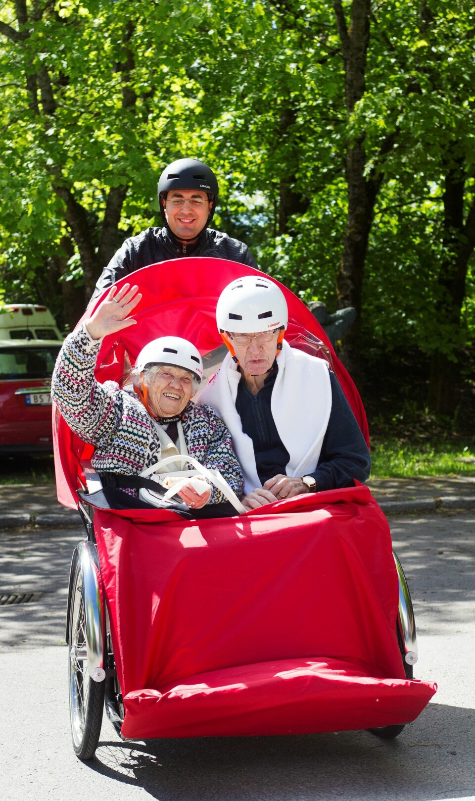 Eva Ekelund vinker begeistret. Hun koser seg sammen med Rolf Flatner i den elektriske sykkelen som får pedalkraft av Abdel da «Tour de Langerud» startet ved Langerud sykehjem i går. FOTO: ARNE OVE BERGO Eva Ekelund vinker begeistret. Hun koser seg sammen med Rolf Flatner i den elektriske sykkelen som får pedalkraft av Abdel da «Tour de Langerud» startet ved Langerud sykehjem i går. FOTO: ARNE OVE BERGO