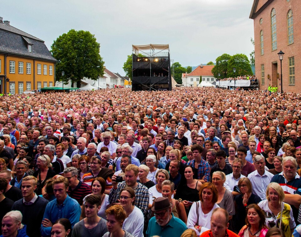 Kirketorget i Kongsberg var fullsatt under Stevie Wonders konsert på Kongsberg Jazzfestival i fjor. Våpenprodusenten Kongsberg Gruppen er sponsor for festivalen og stilte økonomisk garanti for konserten. FOTO: Thomas Hegna/Kongsberg Jazzfestival