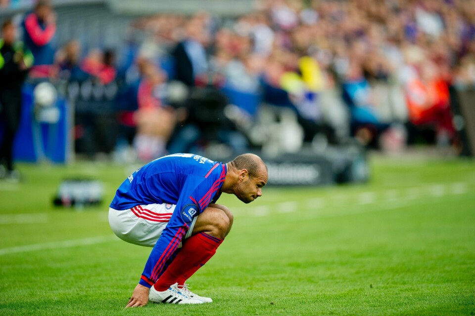 Vålerengas Daniel Braaten sitter på huk under eliteseriekampen i fotball mellom Vålerenga og Rosenborg på Ullevaal stadion lørdag. FOTO: JON OLAV NESVOLD/NTB SCANPIX