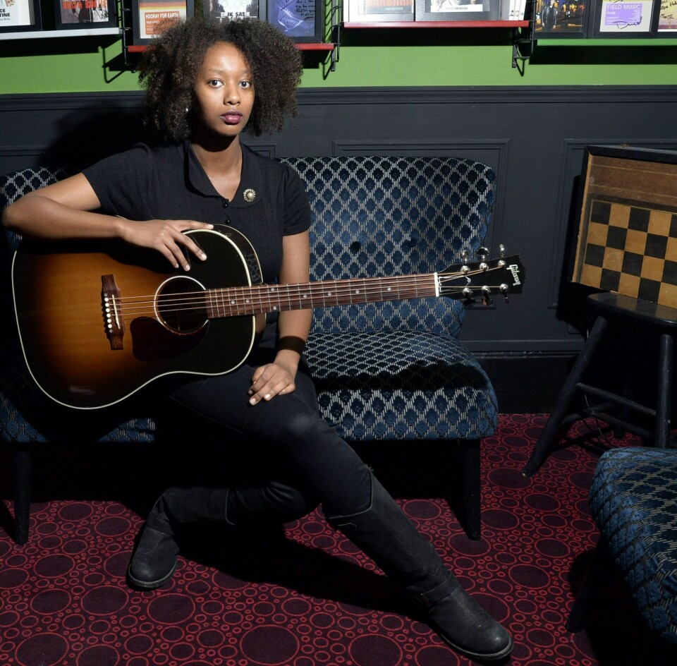 Mirel Wagner kommer til Oslo, alene med gitaren, som nesten alltid. FOTO: NTB SCANPIX