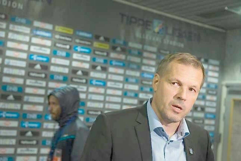Kjetil Rekdal følger også dagens trening i Berlin. FOTO: FREDRIK VARFJELL/NTB SCANPIX