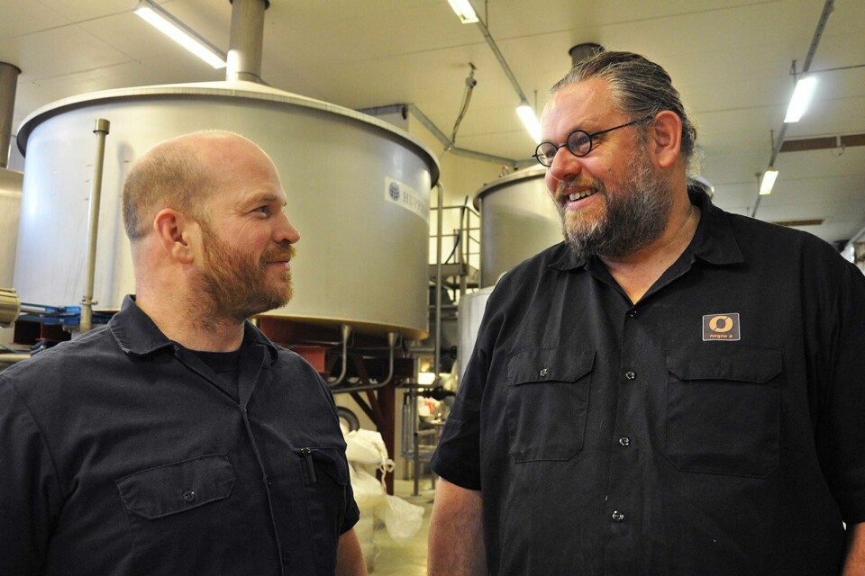 Mike Murphy (t.v.), bryggeri-mester ved Lervig Aktiebryggeri, og Kjetil Jikiun, sjefsbrygger hos Nøgne Ø i Grimstad, brygger helnorsk øl sammen. Det er blant de første, mener Jikiun, som er blant de som tidligere har fått noe av æren for den oppblomstrende ølinteressen i Norge.