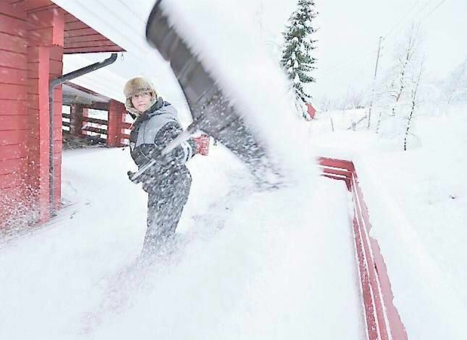 Ei snøskuffe kan fungere utmerket når verandaen skal ryddes for snø. FOTO: BJØRN JØRGENSEN/ NTB SCANPIX