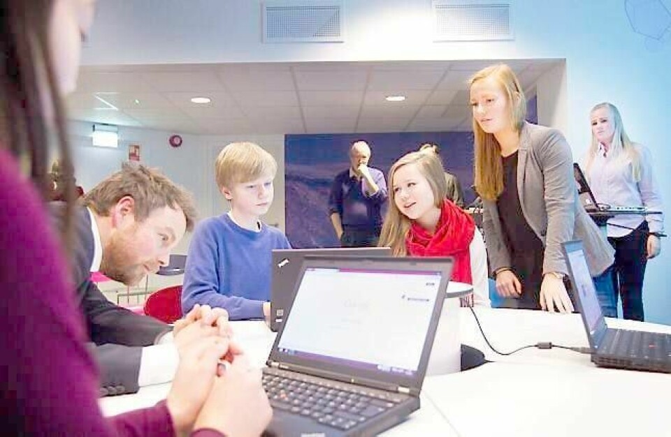 Kunnskapsminister Torbjørn Røe Isaksen mener det er viktig at unge tidlig lærer kjøreregler på internett. Her med åttendeklassinger fra Kastellet skole under gårsdagens markering av «Safer Internet Day». Fra venstre: Vera Aadland, Isaksen, Christoffer Gavelli og Helene Marie Brekke. Til høyre: Synne Bay Engmark og Ingrid Lindteigen.