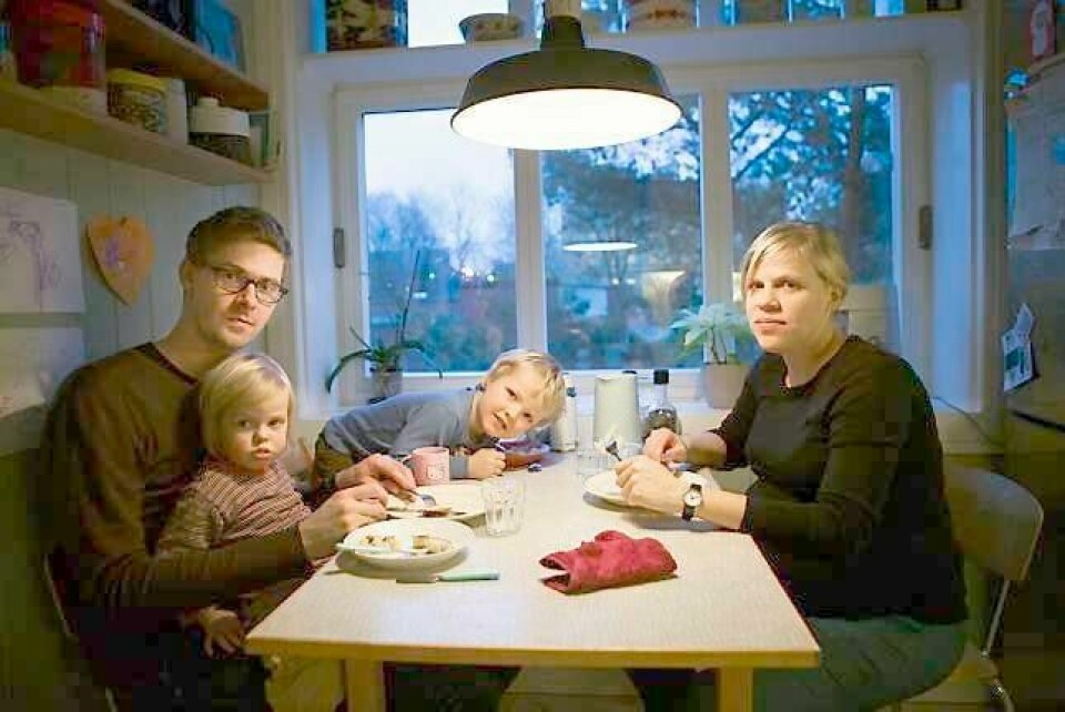 - Vi er svært systematiske når vi fordeler husarbeidet mellom oss, forteller Åste Dokka om hverdagen med Sven Thore Kloster og barna Thale og Amund.